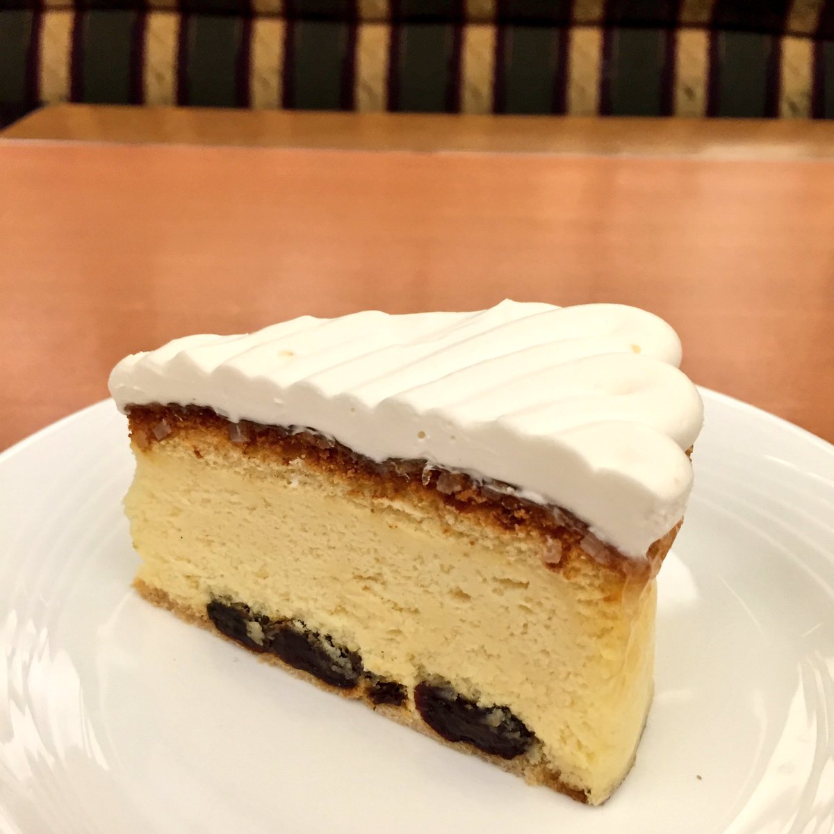 Chico On Twitter ニューオータニのパティスリーsatsuki に 八丈島のジャージー乳使った 東京スーパーチーズケーキ がでています エダムチーズの程よい塩気とアーモンドクリームのこくがとろける カリカリザラメもいいかんじ Https T Co Pagaqzf2sl