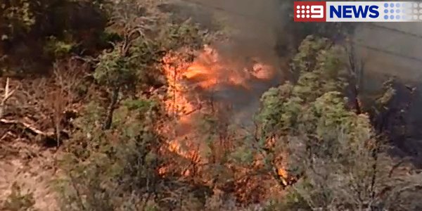 9NewsMelb's tweet photo. Water bombers have arrived on scene to battle an out-of-control grassfire at Somerville. #9News https://t.co/jYrC2vQ1tw