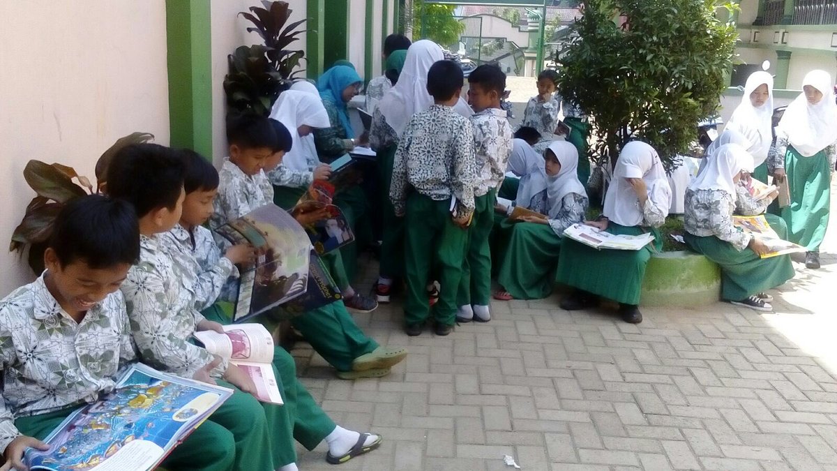 Arpus_Depok's tweet photo. perpus keliling di SD Darul Ulum Bojongsari 23022016 @sitichaerijah @imeh95 @pemkotdepok https://t.co/aNPYnyYRmL