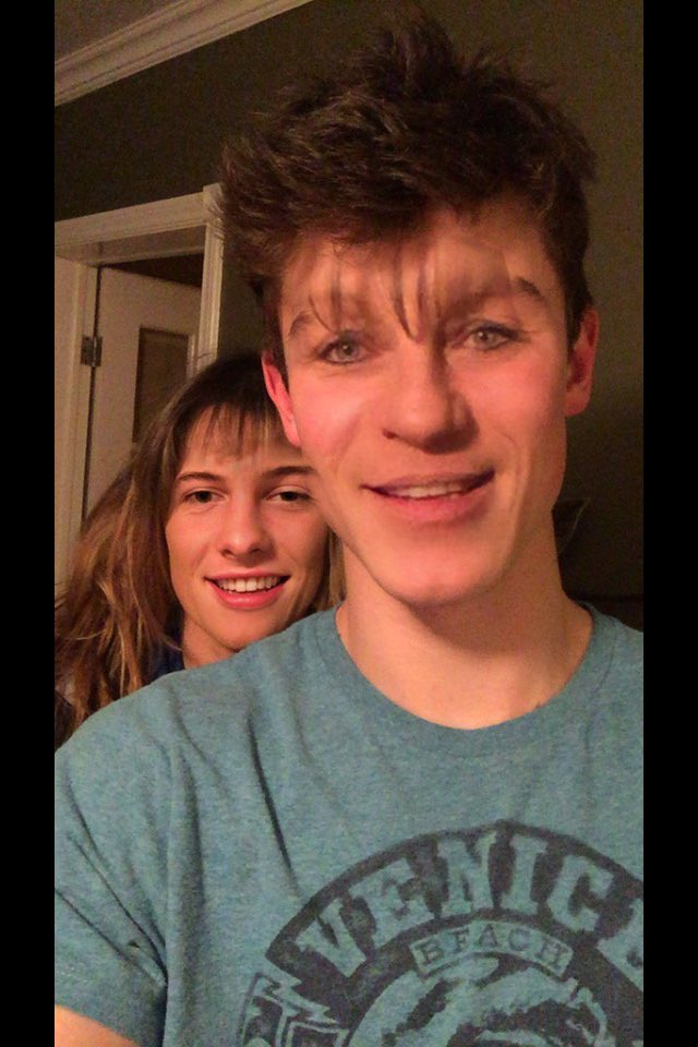 katmae_14's tweet photo. @ShawnMendes @blake_dylan2 Blake fell down the stairs laughing at this and broke her arm yesterday before her b-day! https://t.co/Z8tG8oxPs0