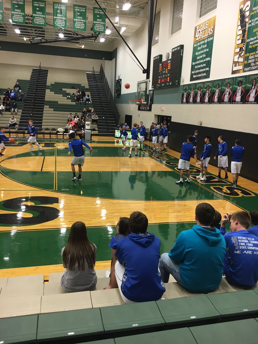sarah_mireles's tweet photo. Krum Bobcats getting ready. @KrumHighSchool #bfnd #gokrum #beatranchview https://t.co/Hn6AwU1Rio
