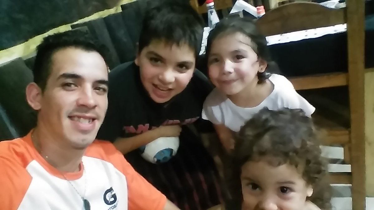 ALTERNOBOY's tweet photo. Con mis sobrinitas y hermanito https://t.co/9Gf9sFgVcZ