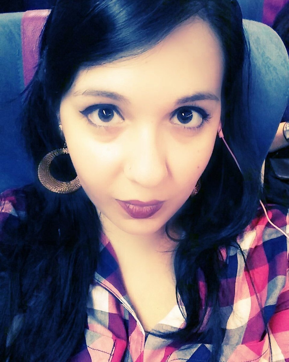 nenitanoee's tweet photo. "Es curioso que la vida, cuanto más vacía, más pesa." https://t.co/4iur5zqYVZ