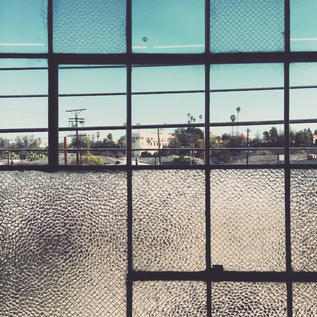 mrmeanmerch's tweet photo. Fancy windows, fresh perspective 🖼 #Monday https://t.co/20I3iWYoqc