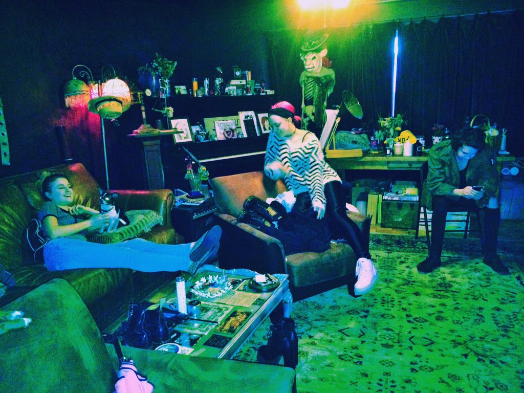 HeyViolet's tweet photo. sittin' https://t.co/GsyPTix8Rw