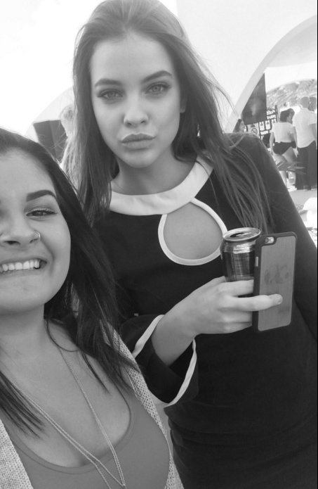 VenezuelaPalvin's tweet photo. Febrero 18: Barbara con unas Fans en el #SWIMBEACH evento de SI Swimsuit en Miami Beach. https://t.co/WW4dqqU1IR