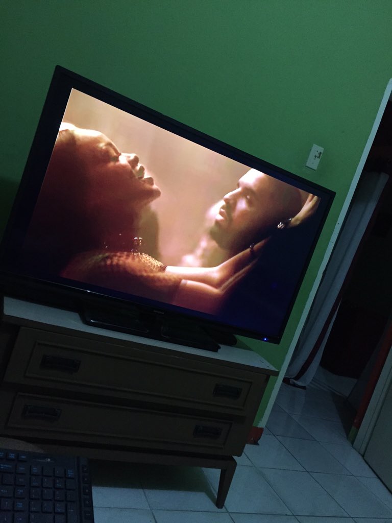 SaintAleandro's tweet photo. #rihanna #WorkVideoPremiere #work #trash https://t.co/ulnfJmctLH