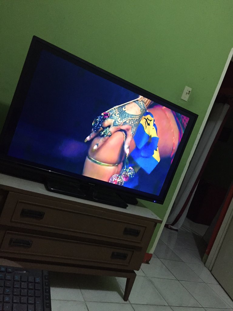 SaintAleandro's tweet photo. #rihanna #WorkVideoPremiere #work #trash https://t.co/ulnfJmctLH