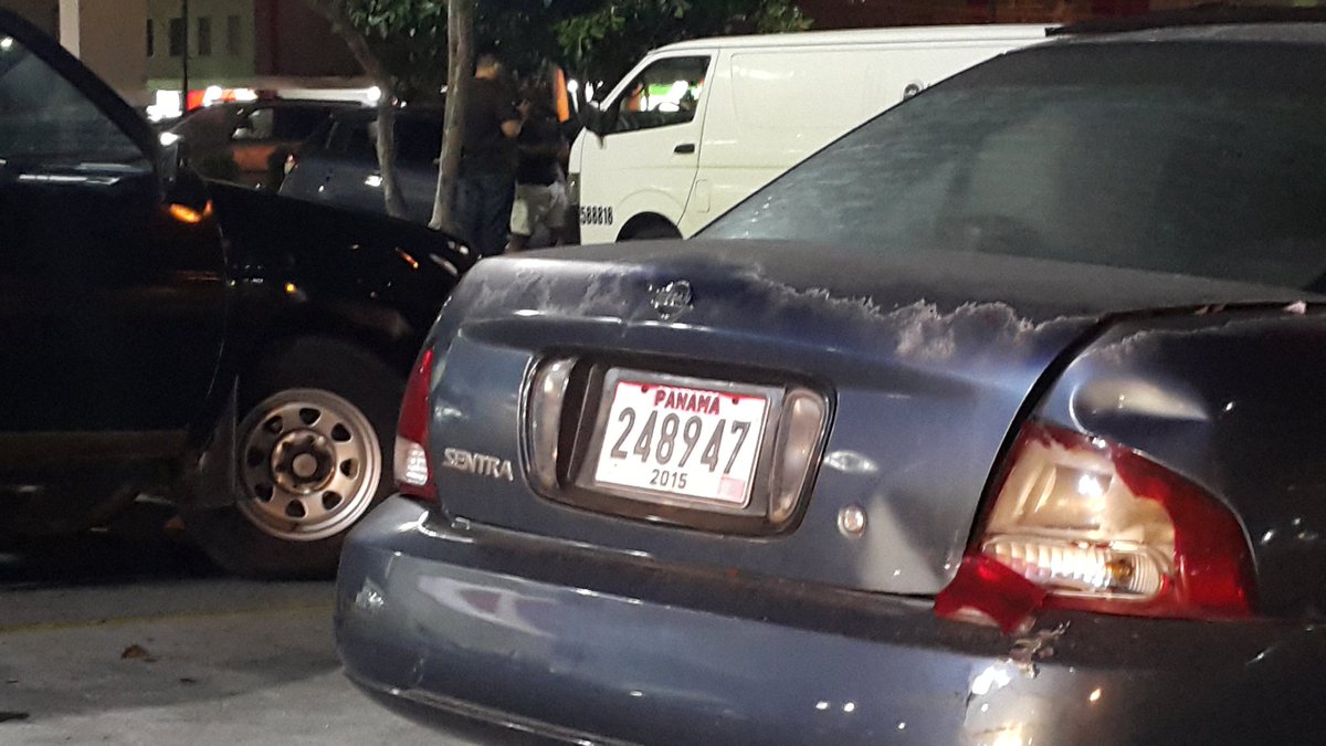 Cocoapolitica's tweet photo. @protegeryservir este vehículo tiene varias Semanas abandonado en los Est. del @Super99Panama de @BrisasdelGolf. https://t.co/4Ex2C1aPWU