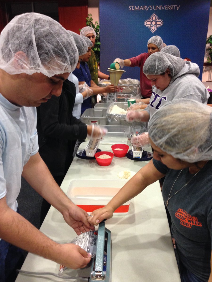 StMarysStuLife's tweet photo. StMU students live our mission thru service! Preparing 10000 meals to #StopHungerNow https://t.co/PFSyt3MQRo