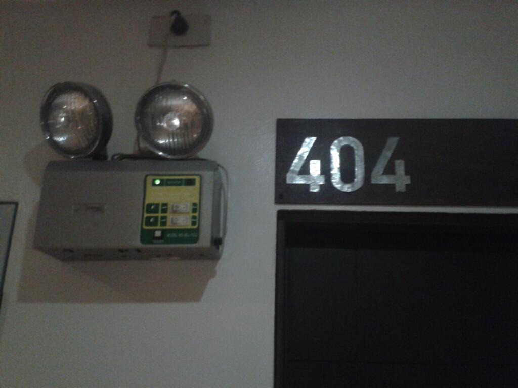 nesapopov's tweet photo. no room for you #404 #Manila https://t.co/rnLW8woDCB
