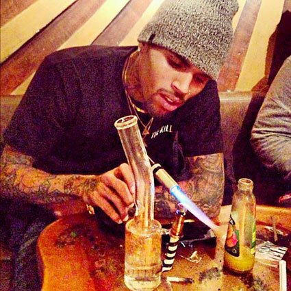 RappersAndDrugs's tweet photo. Breezy getting ready for a dab #ChrisBrown #Dab #WeedTweets #folloback https://t.co/4TJYgZHdUK