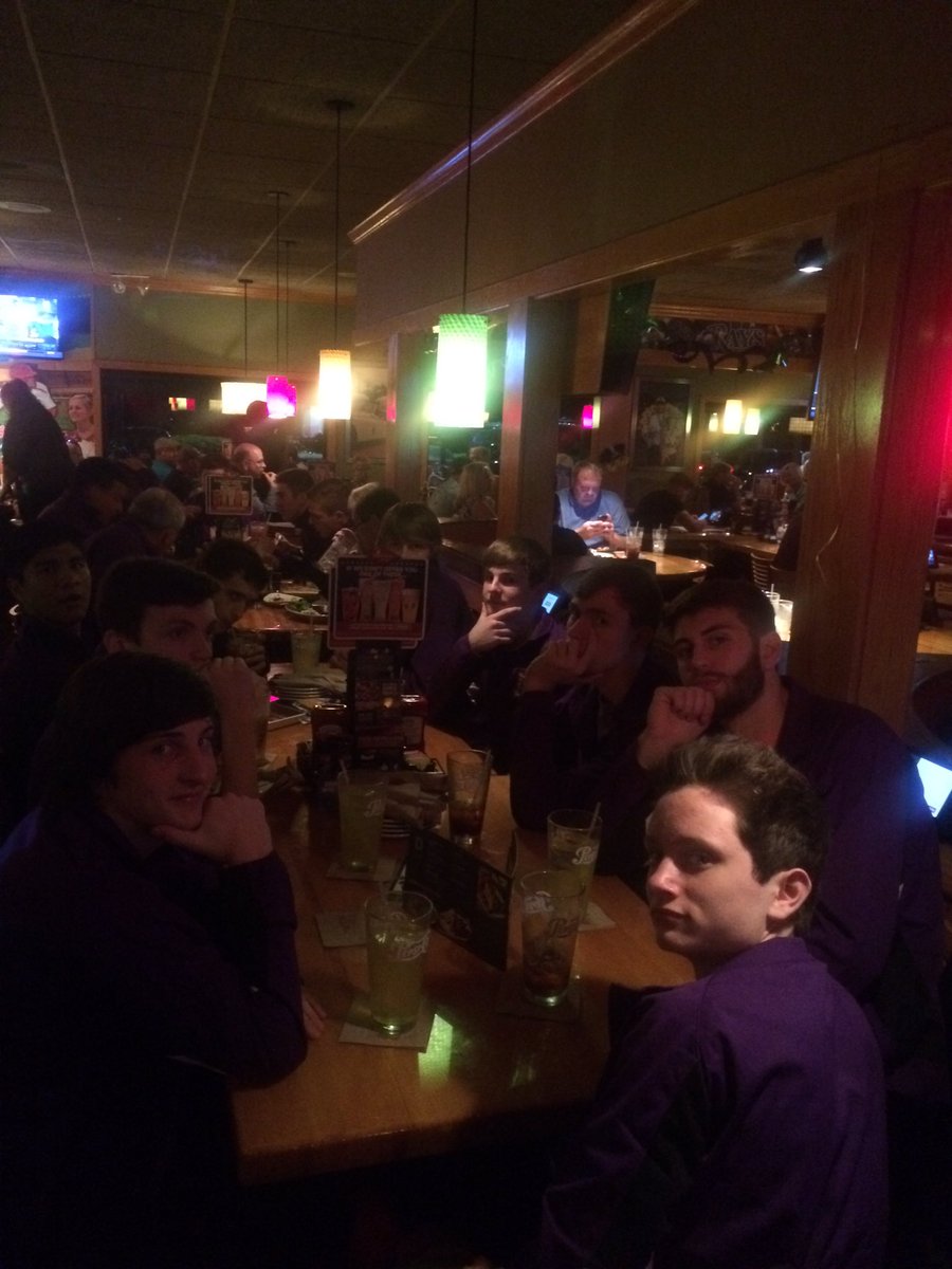 It was Applebee's for supper tonight for this hungry group of Dawgs!!
