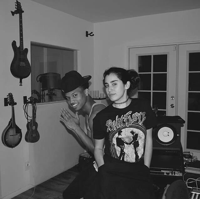 laurfavx's tweet photo. GENTE A LAU TA TAO SAPATAO NESSA FOTO SOCORRO #4DaysUntilWorkFromHome https://t.co/6zYp1JBvAp