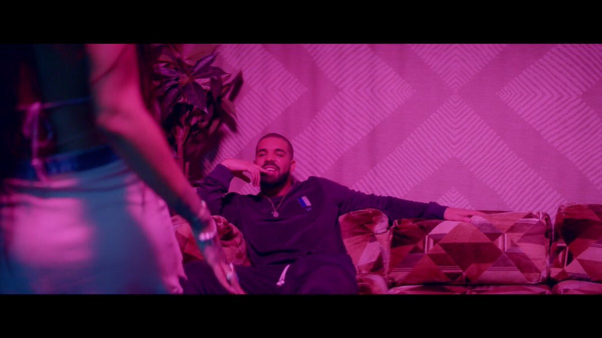 ComFade's tweet photo. find someone who looks at you the way Drake looks at Rihanna https://t.co/9JH9tAk2lU