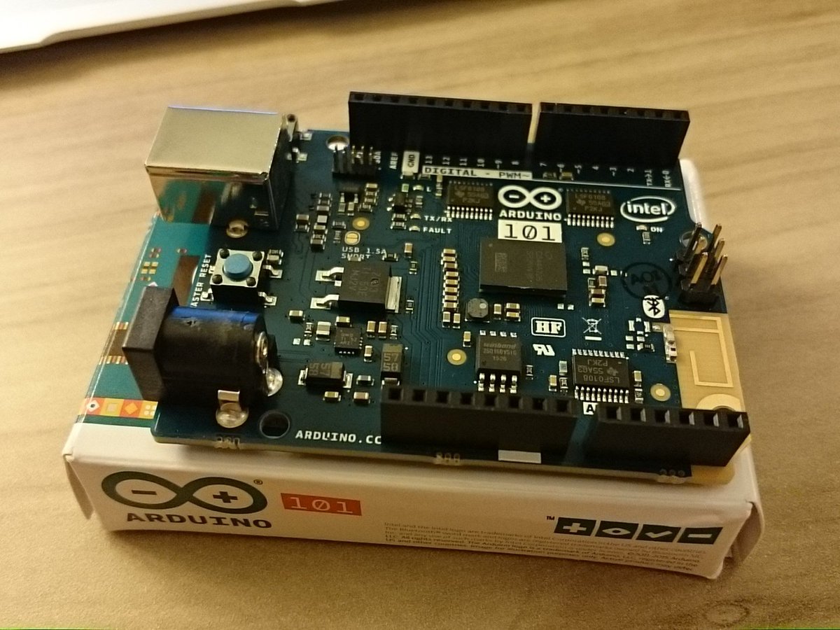 mnkytypwrtr's tweet image. Got my #Arduino101 , thanks @repekkal!