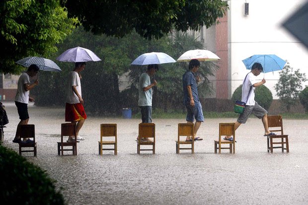 DHSstudentprobs's tweet photo. When the stream turns into a river but you still gotta get to class #streamprobs https://t.co/E23t73s2mi