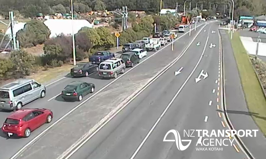 nztawgtn's tweet photo. PLS RT: Crash SH1 north of Waikanae Bridge affecting both directions, expect significant delays. Updates to come ^NA https://t.co/S9TvAVewQY