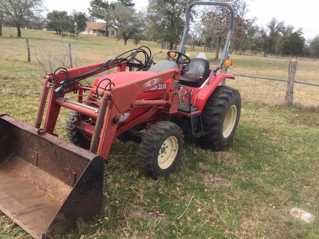 M2REInspections's tweet photo. For sale! Branson 3510, FWD, Loader, 216 hours. Good condition. Perfect for all of your utility tractor needs. https://t.co/Pgzf2eBhK7