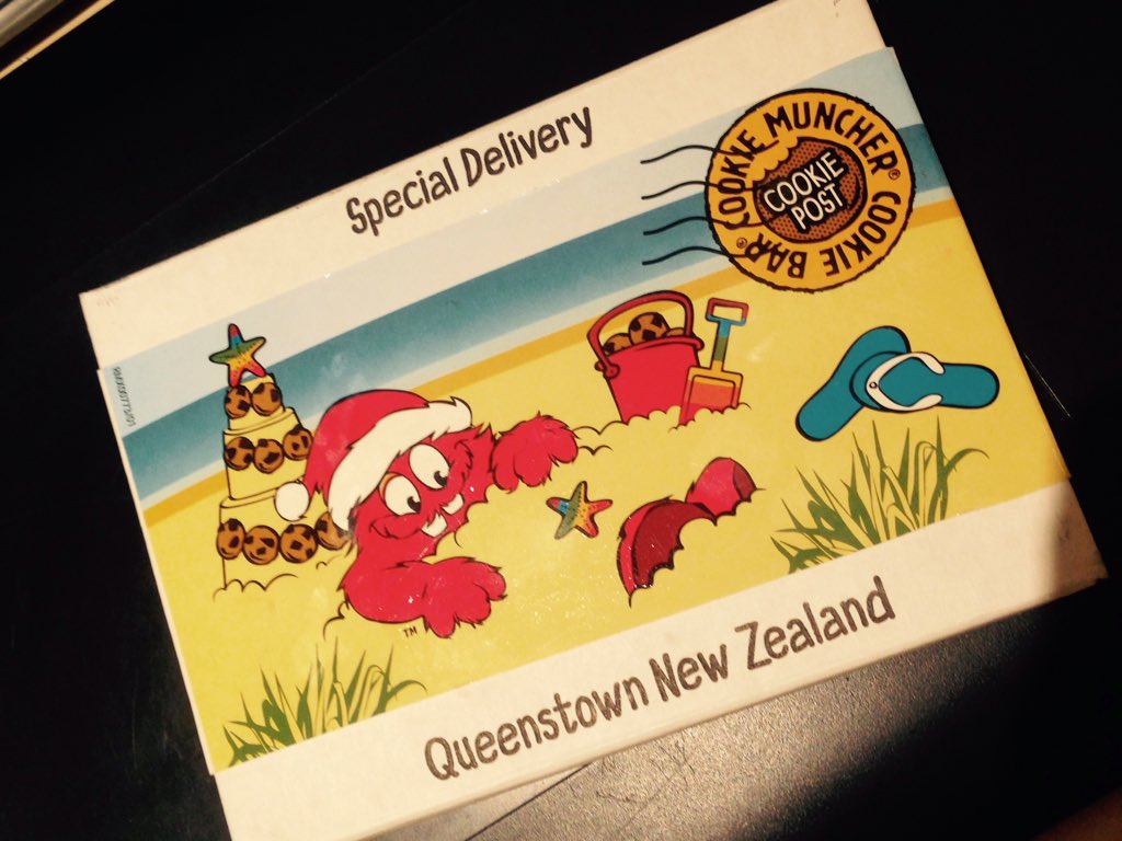 Empew_Yi's tweet image. 동생이 뉴질랜드에서 보낸 '크리스마스' 메시지(내용물은 쿠키)가 이제서야 도착했다
메시지 읽다가 유어 넘버원 블러드에서 빵터졌다ㅋㅋㅋㅋㅋ큐ㅠㅠㅠㅠ