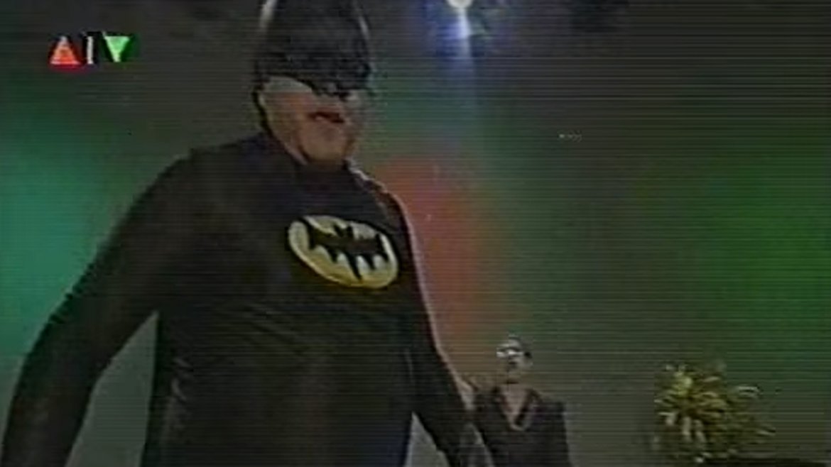 infobae's tweet image. #HumorRetro | [VIDEO] Alfredo Casero como &quot;Batman&quot; en &quot;De la cabeza&quot; infob.ae/1oDLbEc Vía @TeleShowcom