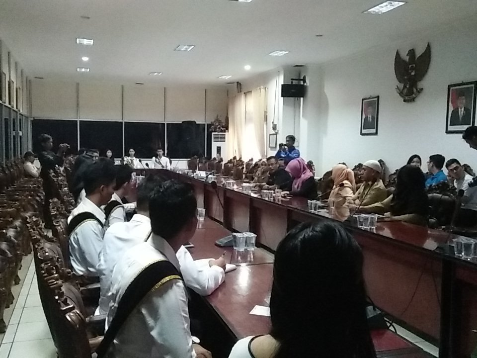 Finalis DWMB 2016 sedang melaksanakan audiensi ke kantor DPRD Kota Balikpapan