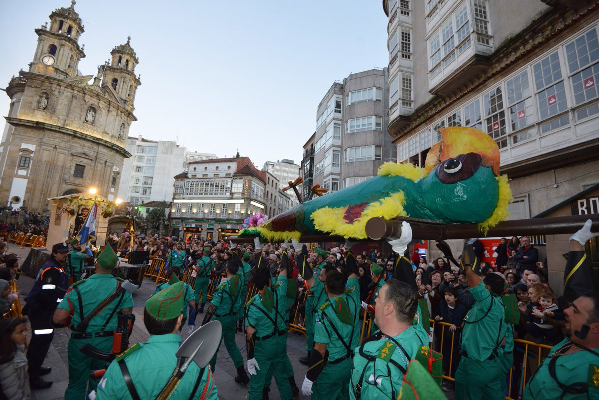 FaroPontevedra's tweet photo. La comparsa del #Entroido2016 de Pontevedra que resultó una ofensa https://t.co/xCfSixT5PU https://t.co/jBQYKWndMm