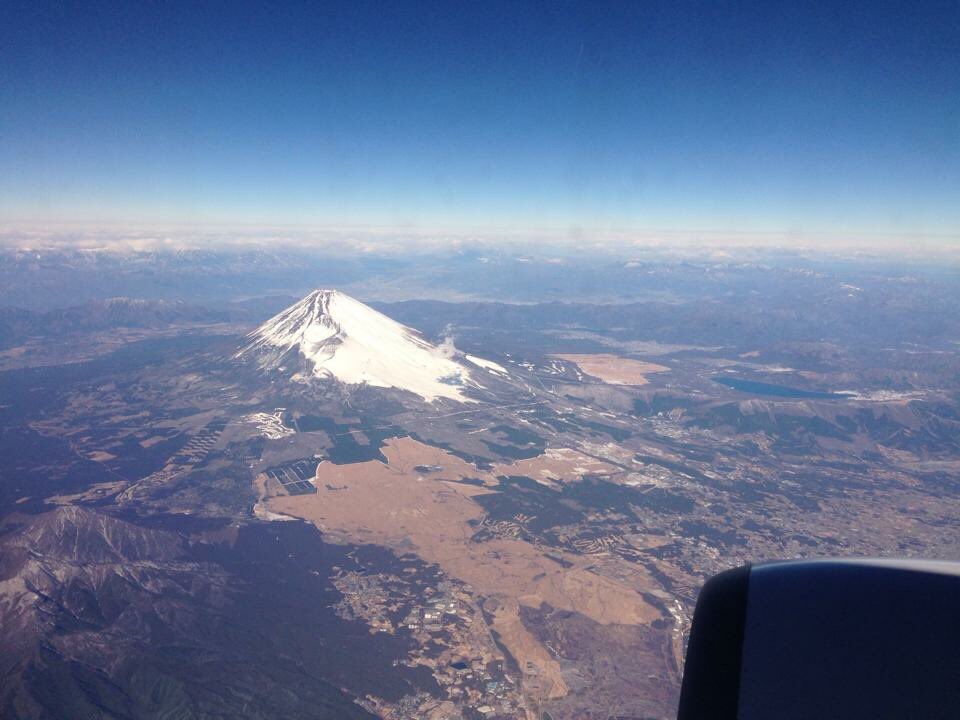 AIRPAS_HQ's tweet photo. #富士山の日 だそうです、今日2月23日は。
この写真はいつかの出勤で見た富士山。飛行機通勤です。
#AIRPAS 
#CA #GS #客室乗務員 #グランドスタッフ #飛行機 https://t.co/XD2850OOa3