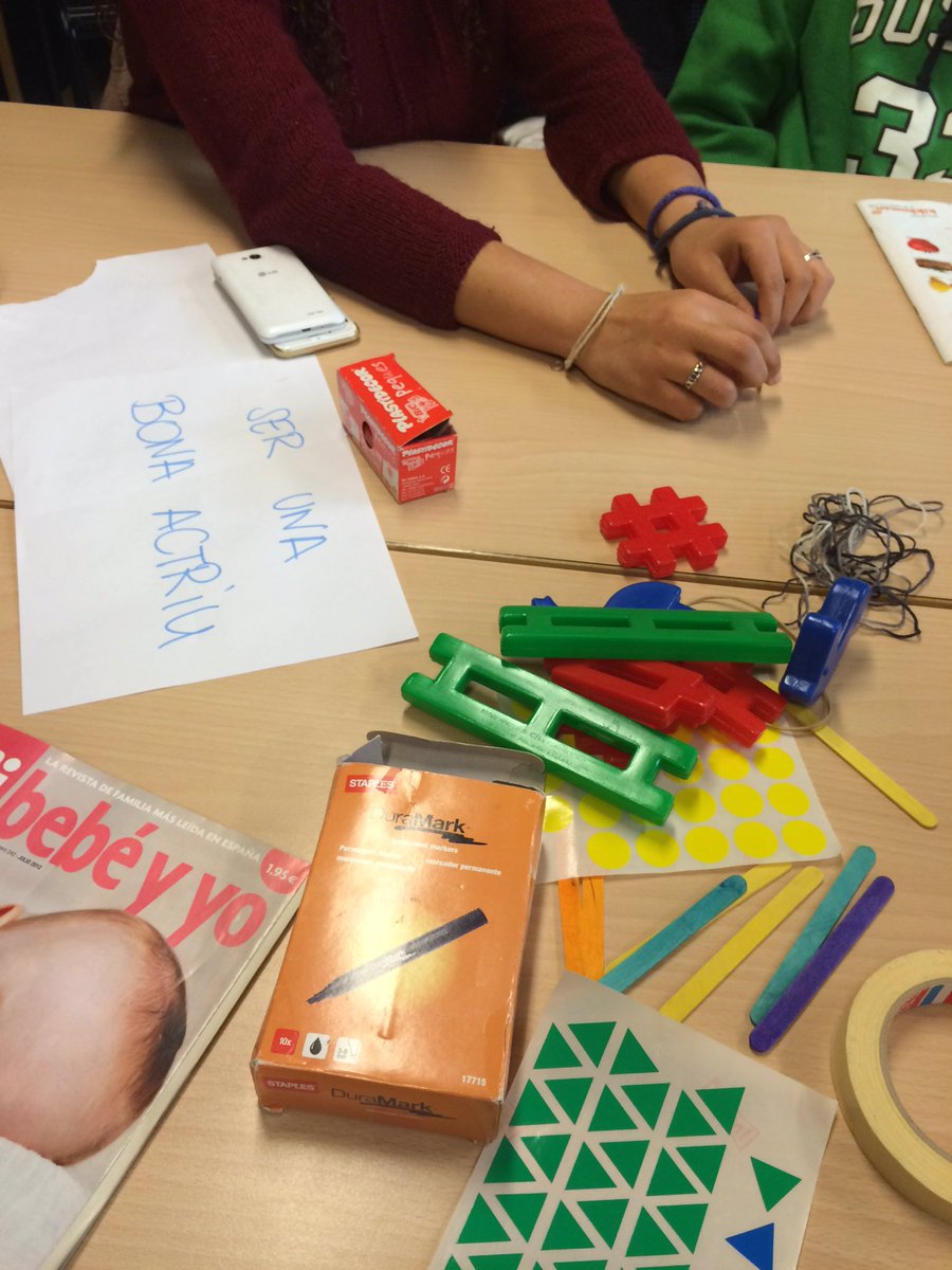 Cemporda's tweet photo. @alwa_es @innyproject taller amb els alumnes de primer de cicle d'activitats comercials https://t.co/W1oUIazHpf