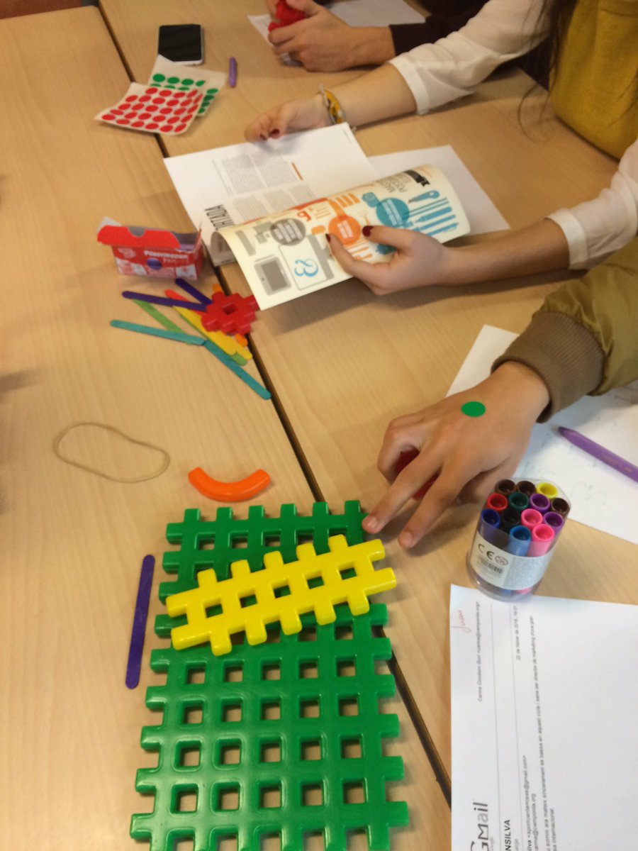 Cemporda's tweet photo. @alwa_es @innyproject taller amb els alumnes de primer de cicle d'activitats comercials https://t.co/W1oUIazHpf