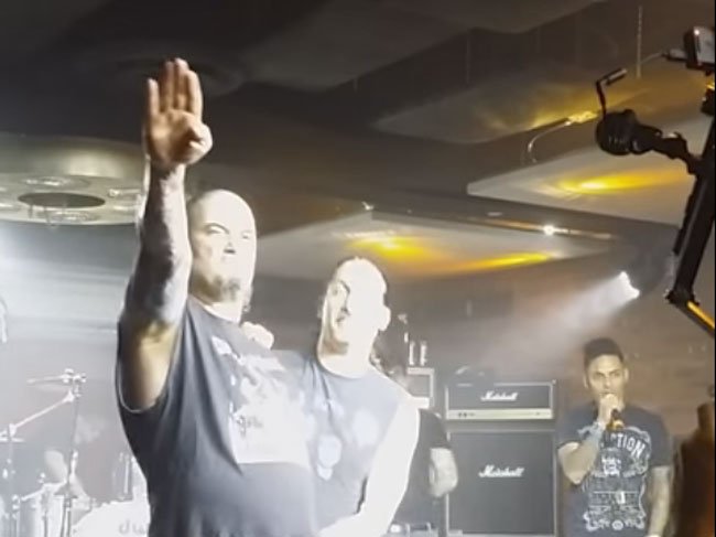 Sebab eks-vokalis Pantera, Phil Anselmo dihujat Komunitas Metal Dunia bit.ly/1QgXI6H