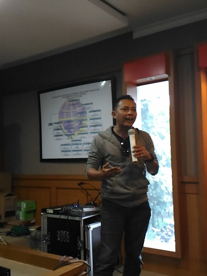 Koordinator Gerakan Bandung Disiplin beri sambutan didepan relawan <a href="/GBDisiplin/">#GerakanBDGDisiplin</a> <a href="/didir33/">Didi Ruswandi</a> <a href="/tmc_restabesbdg/">TMC SATLANTAS POLRESTABES BDG</a> <a href="/PRFMnews/">Radio PRFM</a>