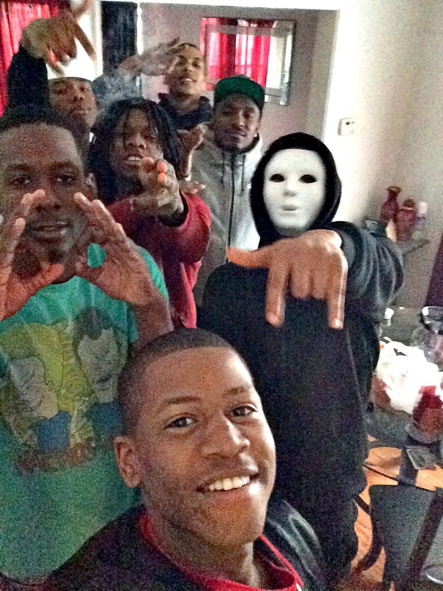 BeanoFrm300's tweet photo. My Bruddas Bitch We All We Got #GoonSquad #FEBCREW #Pstreet4L https://t.co/nxZfxN4OWN