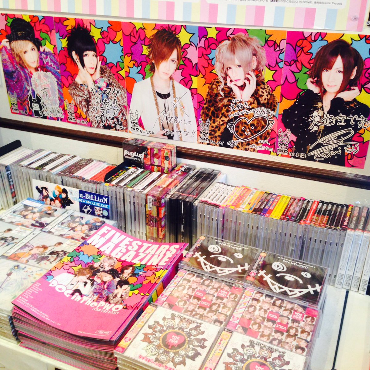 fivestars_shop's tweet photo. DOG inThePWO「BLACKブルドッグ／ラブラドールオーケストラ」入荷しました！
イベントは4月4日(月)開催です！
１部トーク＆チェキ撮影会(2or6ショット)
２部トーク＆チェキ撮影会(6ショット)
３部 握手会 https://t.co/W4PyPkEQ5c
