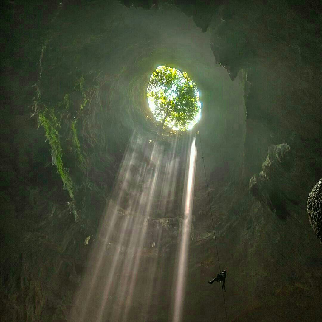 Sensasi menikmati curamnya goa vertikal. Loc: Goa Grubug, Gunung Kidul. Pict: milan2707