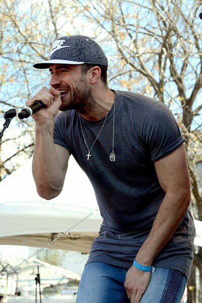 spicycades's tweet photo. Sam Hunt 💛 https://t.co/qD5xPangj0
