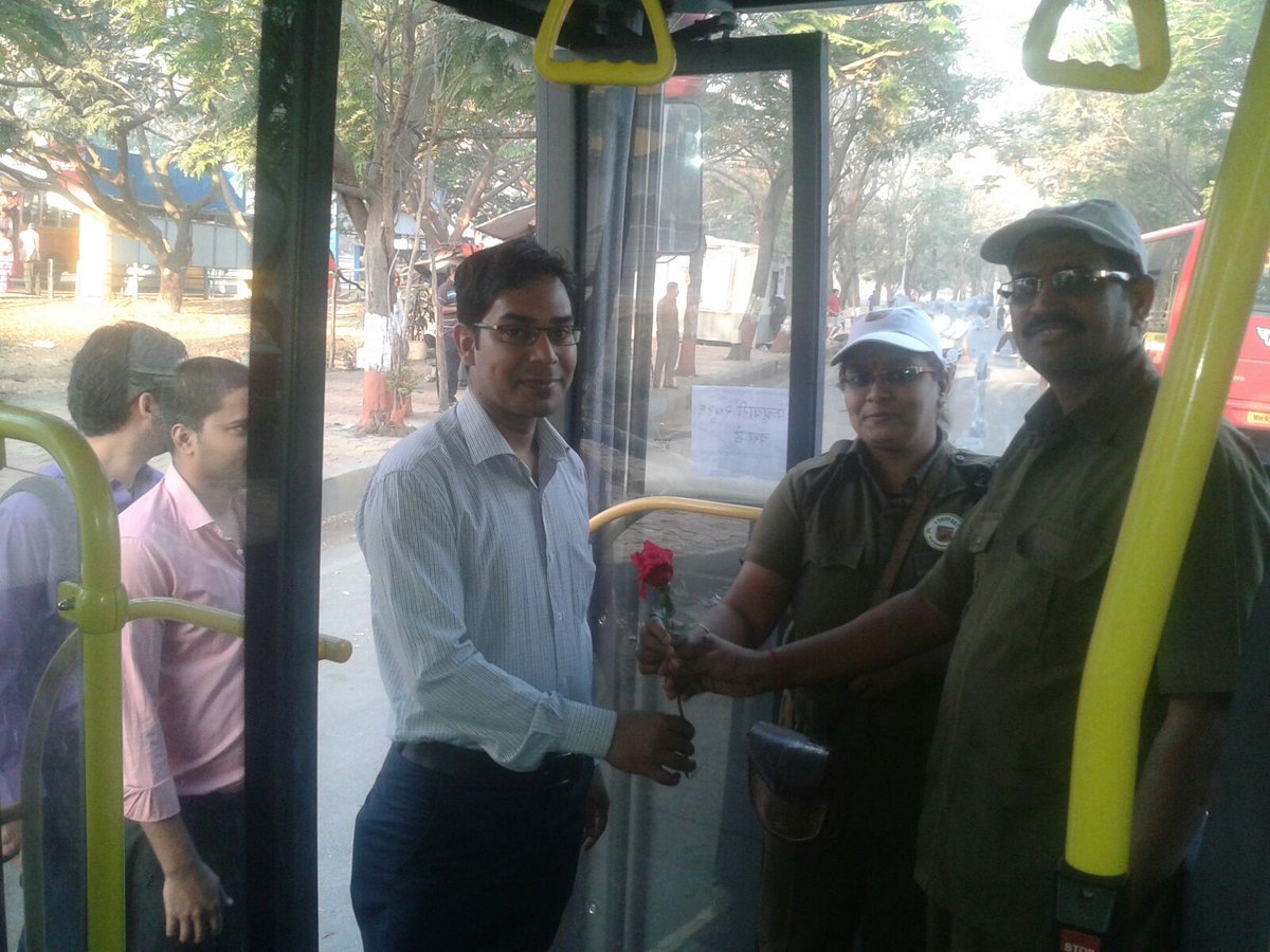 NMMT_bus_day's tweet photo. #NMMTBusDay #ChabiChodo #BusDaySelfie https://t.co/ZVeJ3JYyFZ