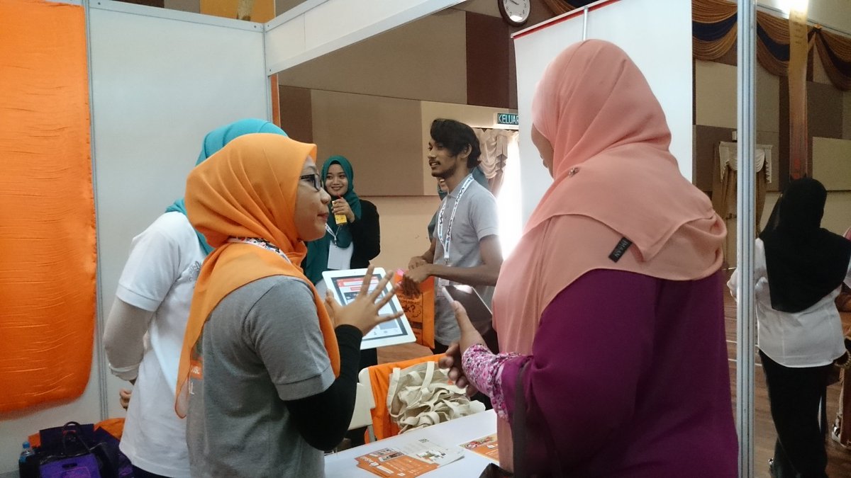 mmc1106j's tweet photo. Langsung @OfficialVIRAL16 

Gigih hakak ni promote @imsoldapp. All the best https://t.co/jn4xKieTog