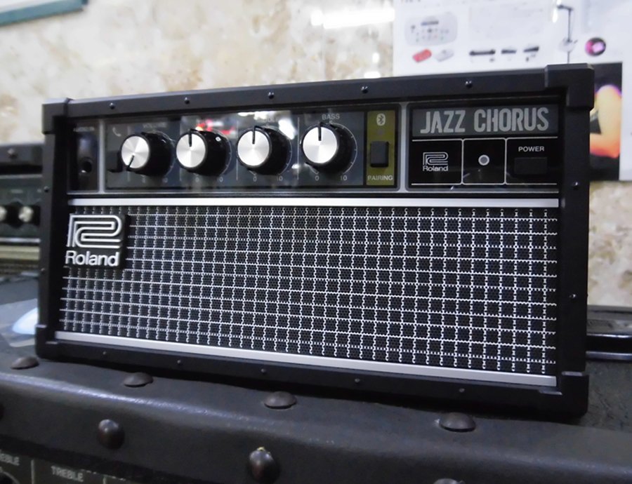 dustbowl_i's tweet photo. 歴代の名機ローランドJCシリーズ…ん?右下なんかちっちぇぇえJCがいる!?
あっ♪新製品Roland JC-01 Bluetooth Audio Speaker絶賛発売中( ≧∀≦)v
#ダストボウル #JC01 #末っ子JC01 https://t.co/3qPt02bQN0