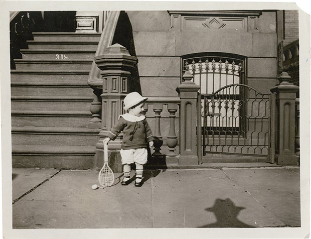 Dozens of Vintage Snapshots, All with the Same Creepy Shadow featureshoot.com/2016/02/dozens…