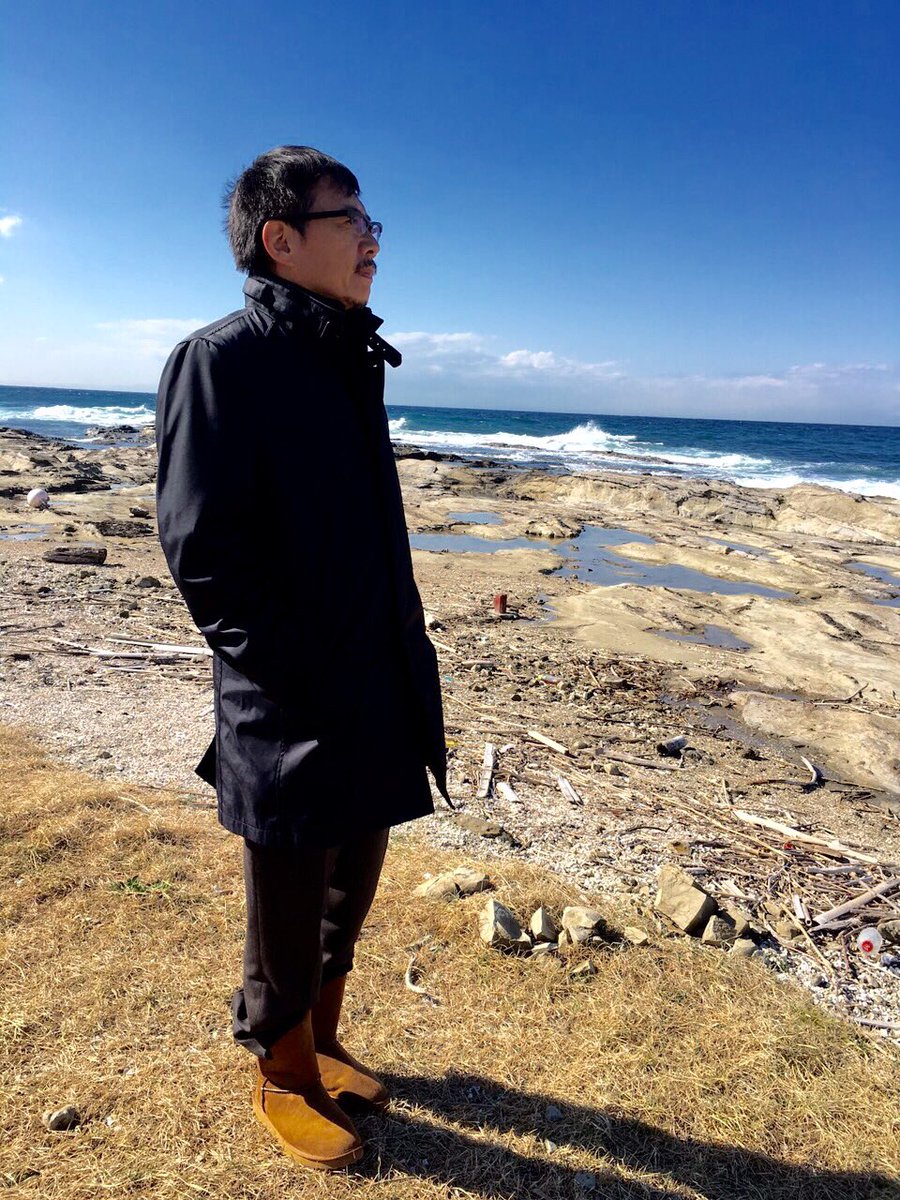 公式 臨床犯罪学者 火村英生の推理19 第6 7話の朱色の研究では崖に撮影に行きました 毎回風が強くて撮影が大変だったのですが 海辺で黄昏る生瀬さん カッコいいですね 火村英生 T Co Mtso43kdgl