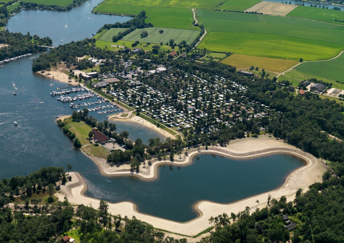 Nu in uitvoering: Installatie drijvende steigers voor Vakantiepark Leukermeer Limburg. bit.ly/1oEpp3l