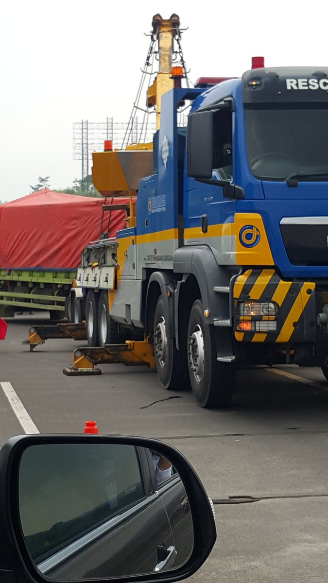 Cipularang Km 112.400 arah Bandung, truck masih belum selesai disingkirkan <a href="/infobandung/">infobandung</a>