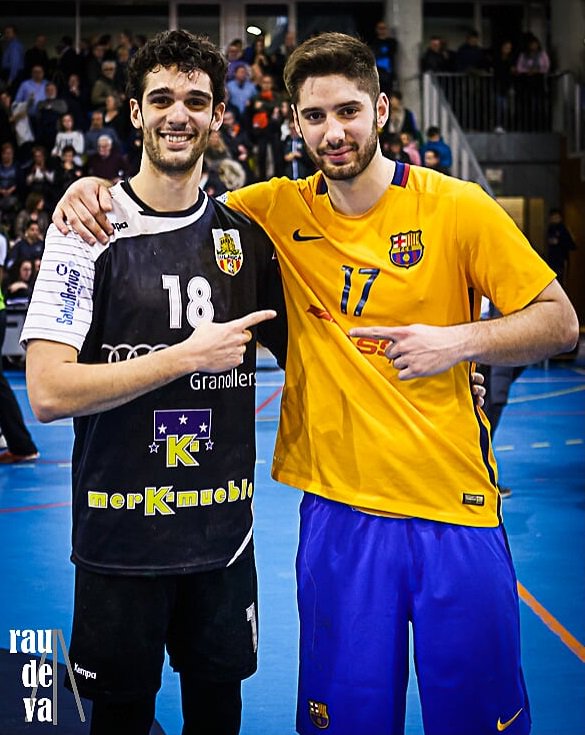 ValonmanoConV's tweet photo. Dos viejos conocidos frente a frente: @javiercoba (@bmlaroca) y @joanamigo17 (@FCBhandbol). (by Raul Del Val). https://t.co/RC59ui5oqq