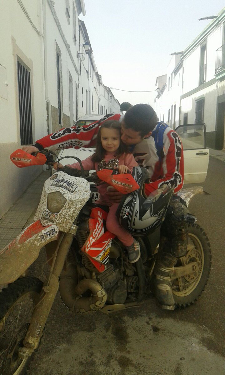 gallardo_pe's tweet photo. Con mi ahijada guapa. https://t.co/rZ4tXoyi4M