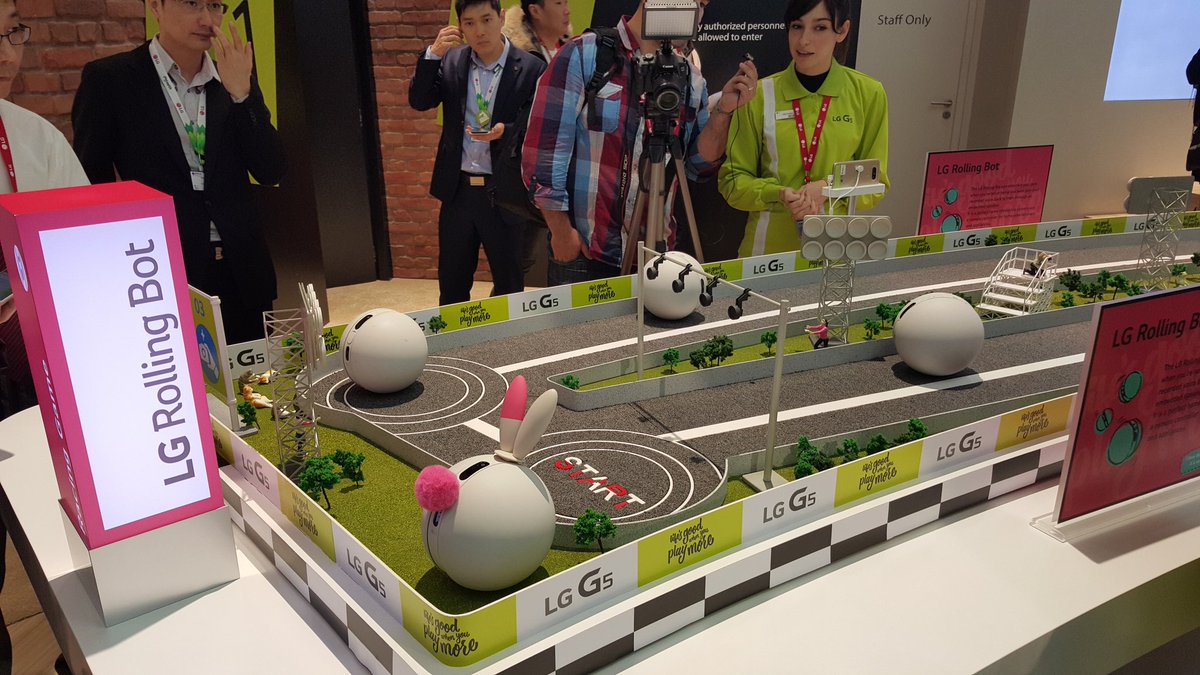 LPenMWC's tweet photo. LG Rolling Bot, un robot que vigila el hogar y entretiene las mascotas MWC https://t.co/DpqCvdmlHg