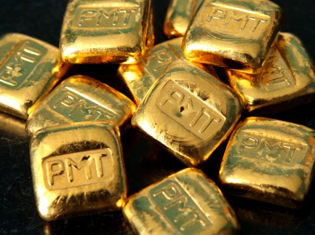 золотые украшения роберто коин. сочетание золота и серебра кольца. сочетание золота и серебра. золотые украшения в руках. кольцо на руке.