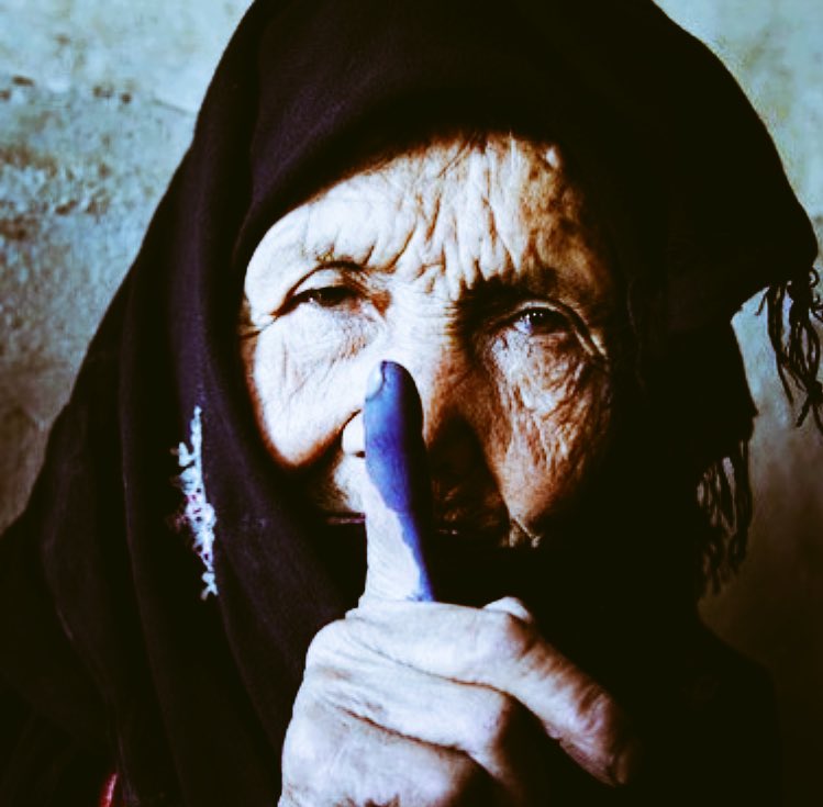 bozmajjje's tweet photo. ايشون احتمالاً فرهاد مجيدي رو انگشت كرده ! https://t.co/VfgBpw91lR