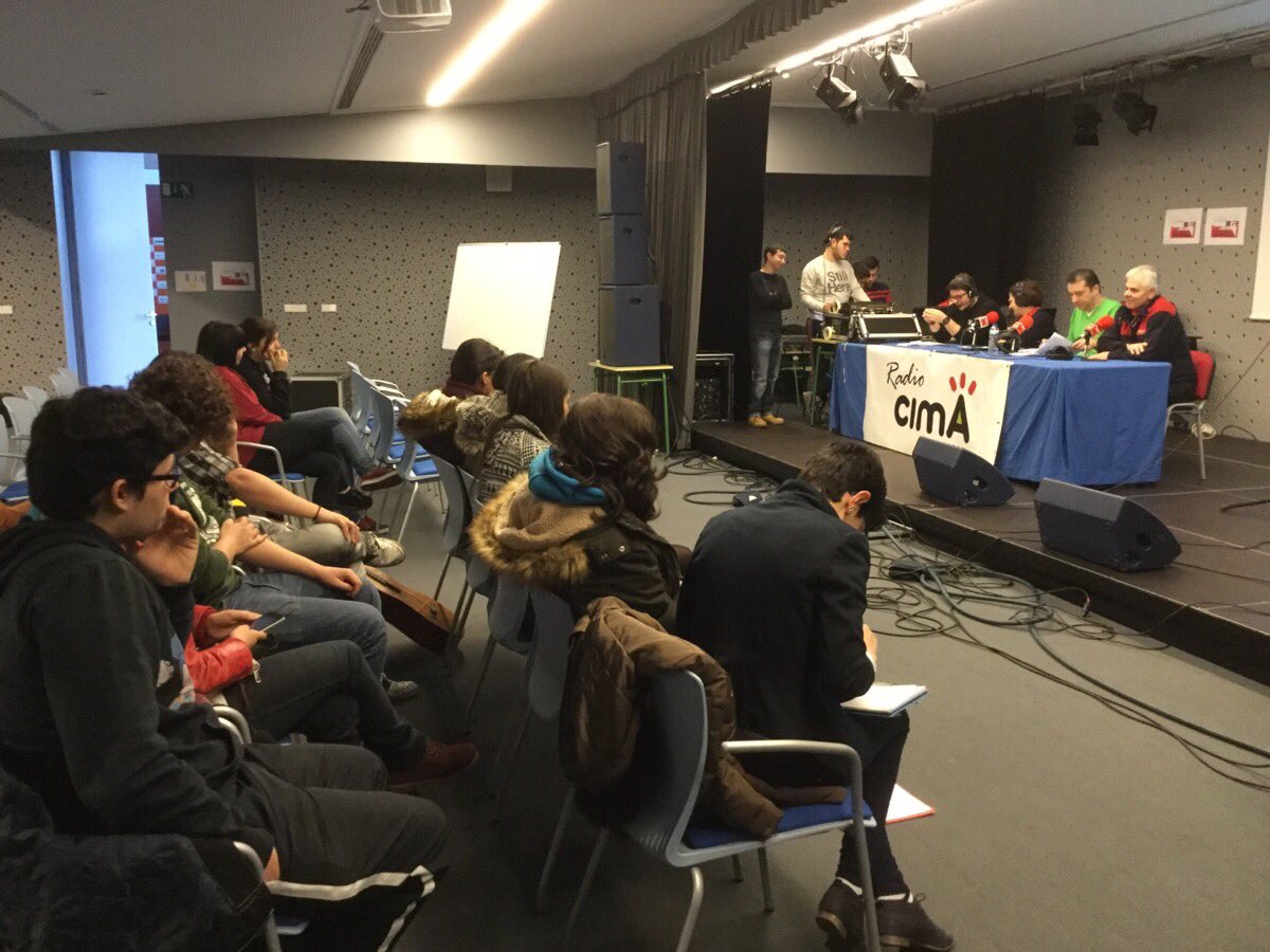 imasonfp's tweet photo. Hoy @PAEProduce vive la radio en directo en el #cimaTour de @radiocima1 en @CIFPponferrada #cimaCIFP #viveradio https://t.co/XgVABw0SPw
