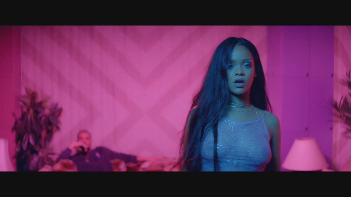 MartaMudarris's tweet photo. Rihanna flashing her boobs
https://t.co/iQRXiloOTG https://t.co/6kjEJxLD4L